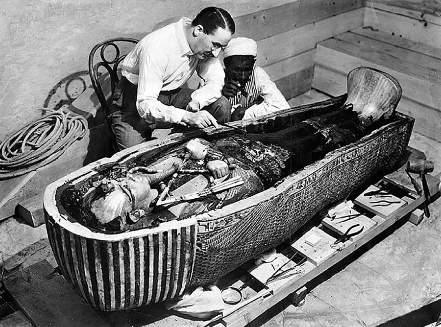 Breski fornleifafræðingurinn Howard Carter við fund sinn, gröf Tutankshames konungs. 