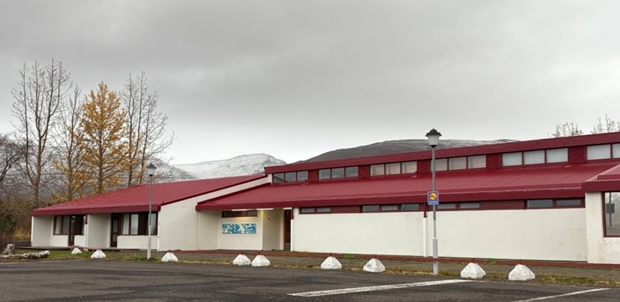 Húsnæði Grunnskólans á Hólum, sem er nú verið að auglýsa til leigu, auk samfastrar íbúðar við skólann. 