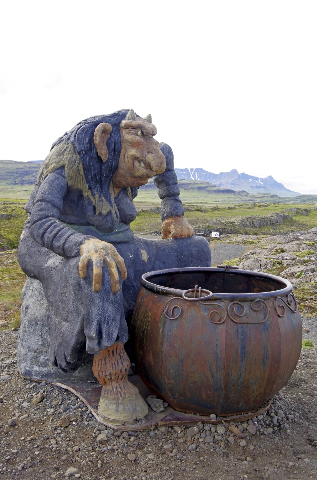 Nefið á Grýlu er stórt og hlykkjótt og úr vitum hennar kemur helblá gufa