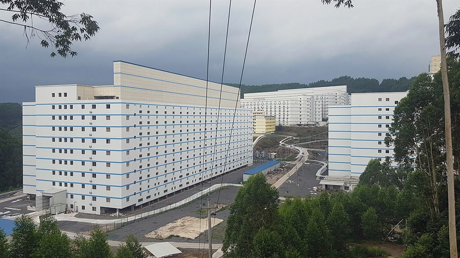 Kínverjar eru stórhuga í uppbyggingu fullkominna svínabúa sem líkjast miklu fremur hótelum en hefðbundnum eldishúsum. Hér er Guangxi Yangxiang svínabúið þar sem gylturnar munu búa í níu hæða blokkum. Í stóru veggjunum ofan á húsunum eru stokkar fyrir lofttræstinguna.