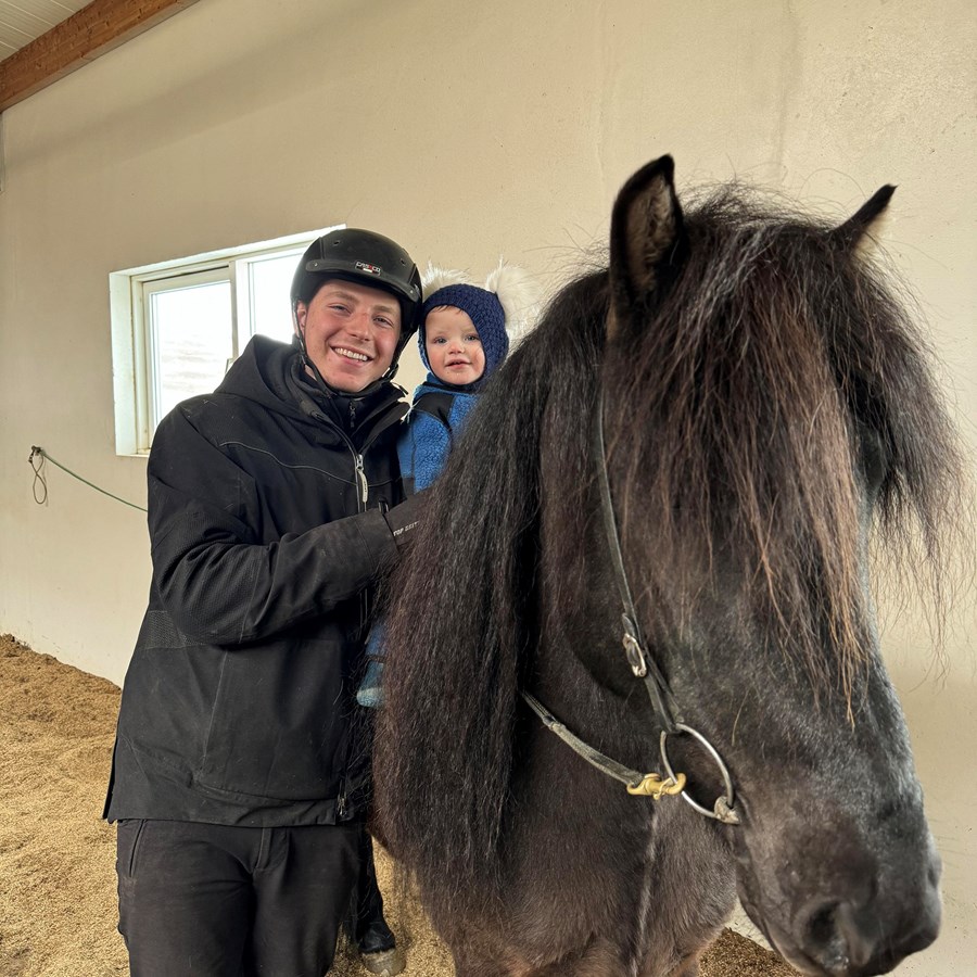 Guðmar Freyr Magnússon ásamt syni sínum, Friðriki Rafni, tveggja ára, sem situr Flygil frá Íbishóli.