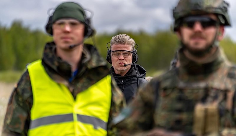 Afi var handtekinn vegna NATO, sonarsonurinn starfar fyrir NATO