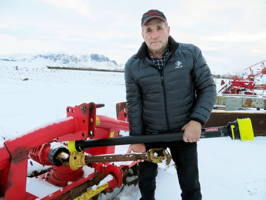 Eru drifsköftin í lagi? Hér er Guðmundur Hallgrímsson með drifskaft og hlífar, en hann hefur verið iðinn við að prédika um öryggismál í sveitum.