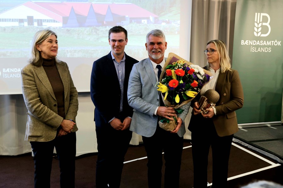 Handhafar landbúnaðarverðlaunanna eru bændurnir í Gunnbjarnarholti.