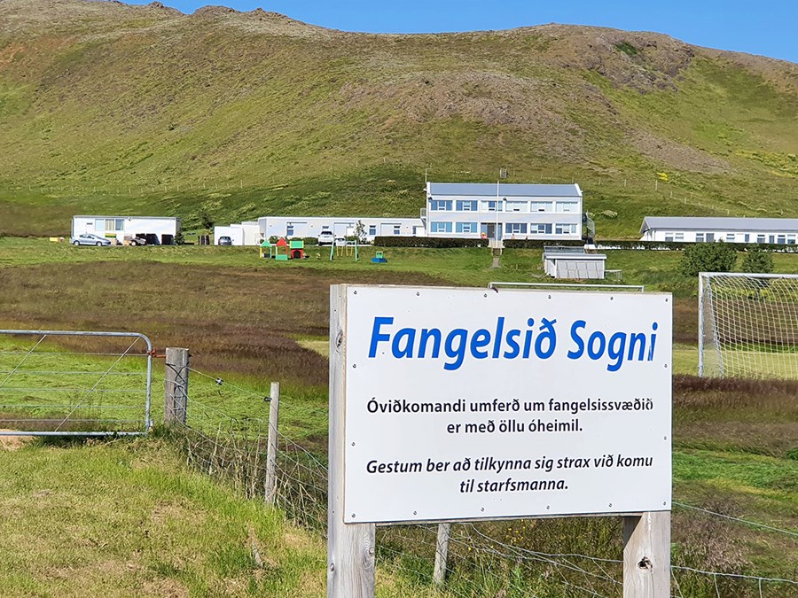 Það gefur föngunum á Sogni mikið að fá að sjá um hænurnar og fá góðan félagsskap frá þeim.