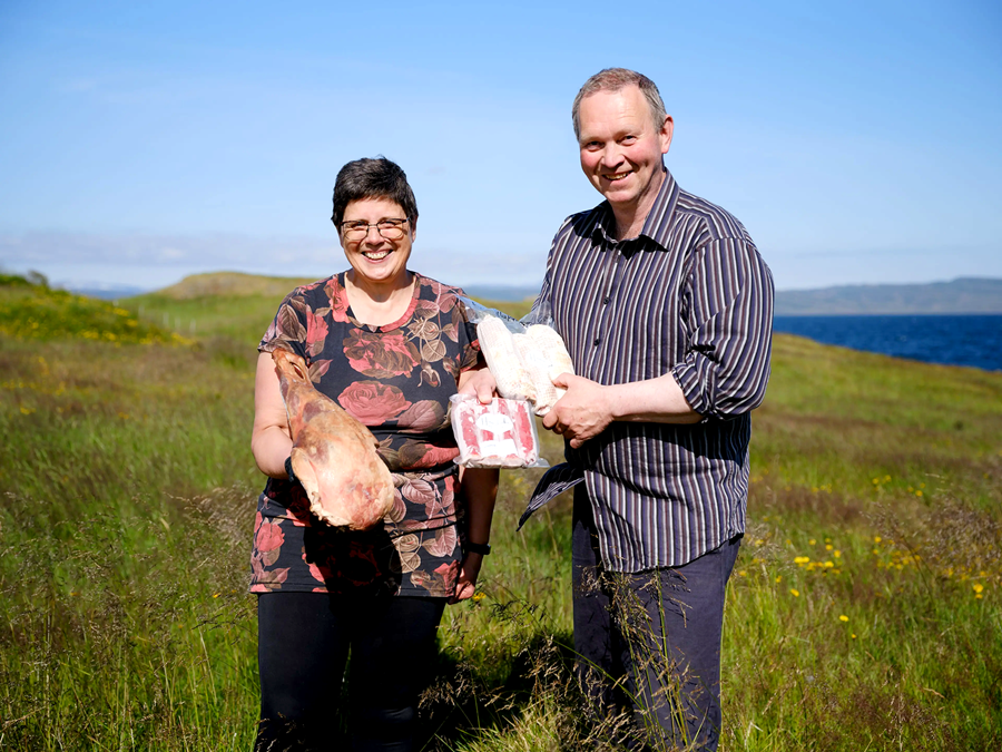 Hafdís Sturlaugsdóttir og Matthías Lýðsson, ábúendur og kjötverkendur í Húsavík á Ströndum, með nokkrar af afurðum sínum. 