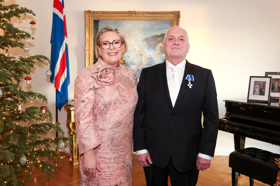 Halla Tómasdóttir, forseti Íslands, og Ingólfur Guðnason garðyrkjufræðingur, en hann var sæmdur heiðursmerki hinnar íslensku fálkaorðu á Bessastöðum á nýársdag.