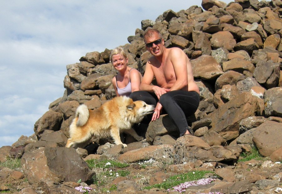 Halldór, Bjarklands Fúsi-Kátur frá Fremri-Breiðadal í Önundarfirði og Edda Aradóttir, eiginkona Halldórs, á góðum sumardegi upp við Skólavörðu.