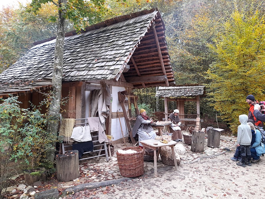 Handverkskonur að vinna við klæðagerð.