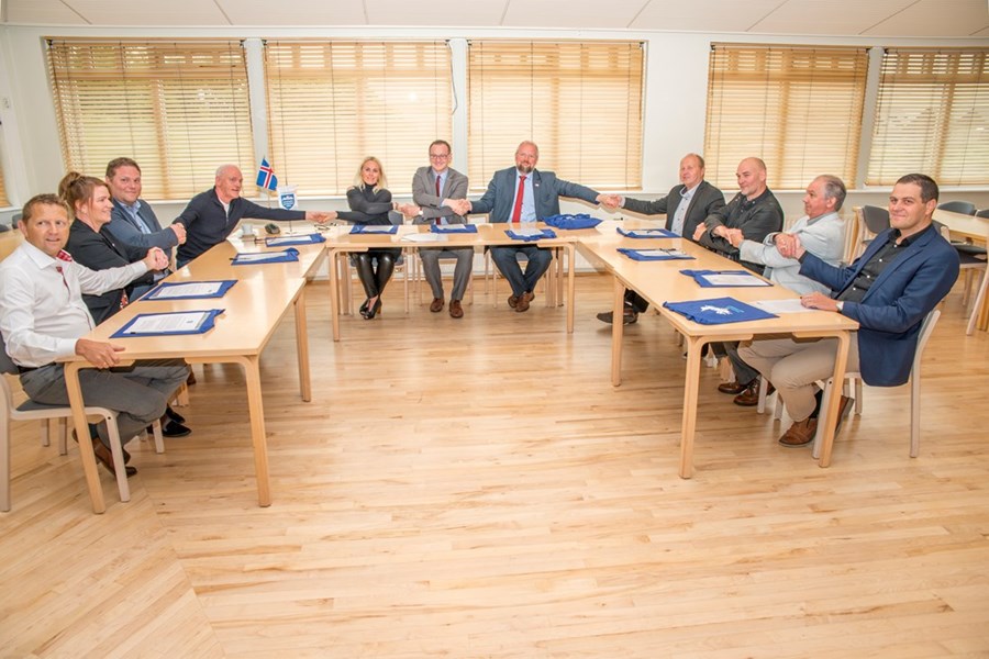 Samkomlagið handsalað að undirskrift lokinni.