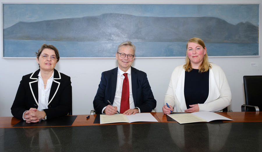 Kolbrún Pálsdóttir, Jón Atli Benediktsson og Bryndís Fiona Ford við undirritun samstarfssamningsins í Háskóla Íslands. 