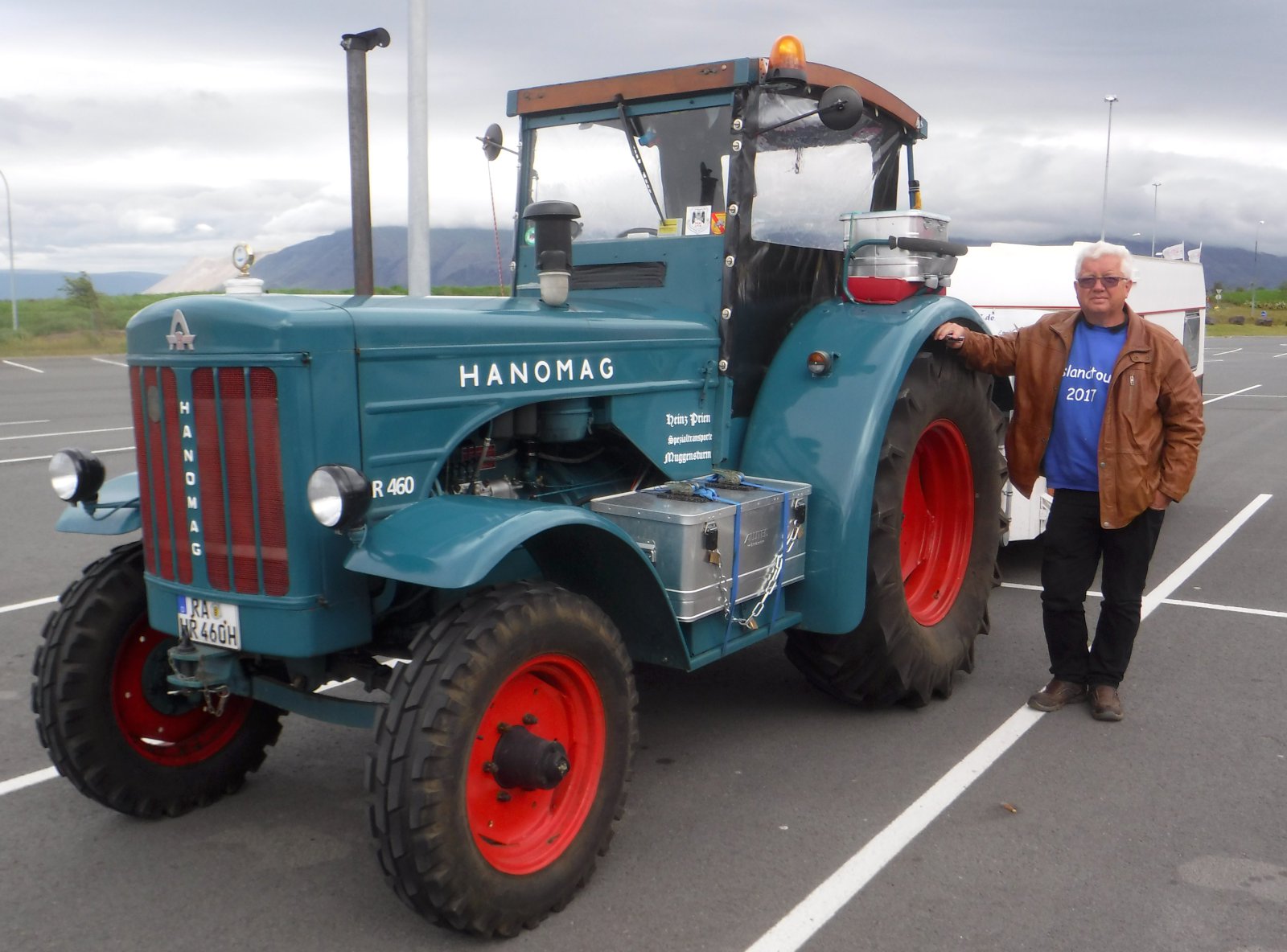 Ferðast um Ísland á gamalli Hanomag dráttarvél