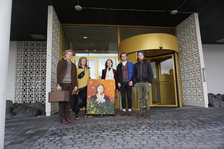 Birnir Jón Sigurðsson, Ýr Jóhannsdóttir, Hallveig Kristín Eiríksdóttir, Arnar Geir Gústafsson og Halldór Eldjárn en þau mynda sviðslistahópinn CGFC með málverkið af Helgu fyrir framan húsnæði landbúnaðarráðuneytisins við Skúlagötu í Reykjavík.