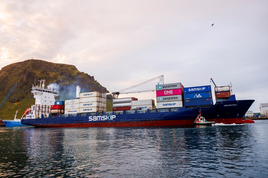 Verulega hefur dregið úr framboði strandsiglinga sem hefur leitt að sér aukna þungaflutninga á landi. Á myndinni sést flutningaskipið Helgafell leggja að höfn í Vestmannaeyjum í september 2025. 
