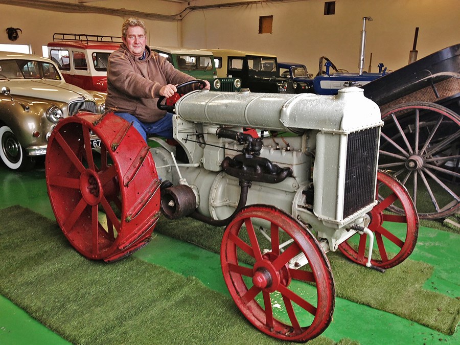 Hermann Th. Ólafsson á nýjustu viðbótinni á safninu í Grindavík, Fordson árgerð 1918.