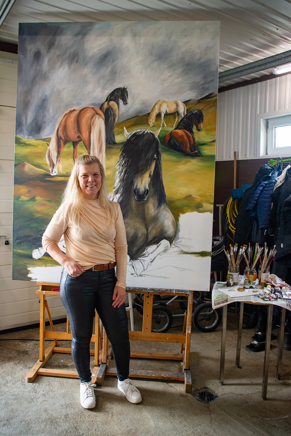 Listakonan í hesthúsinu