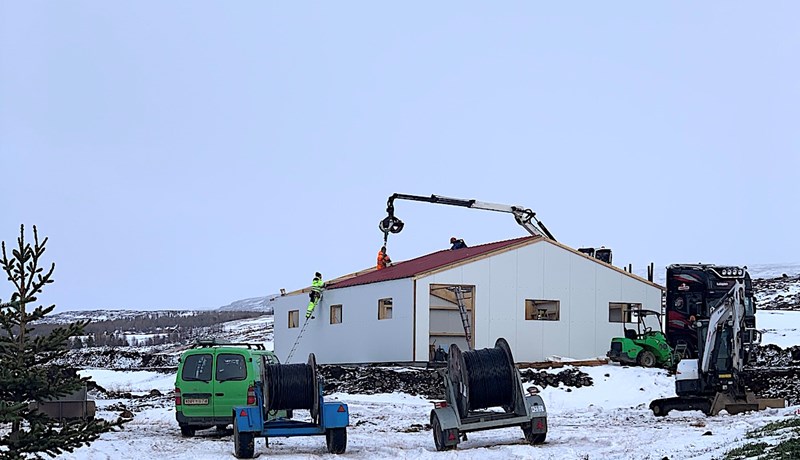 Ný hesthús í byggingu fyrir austan