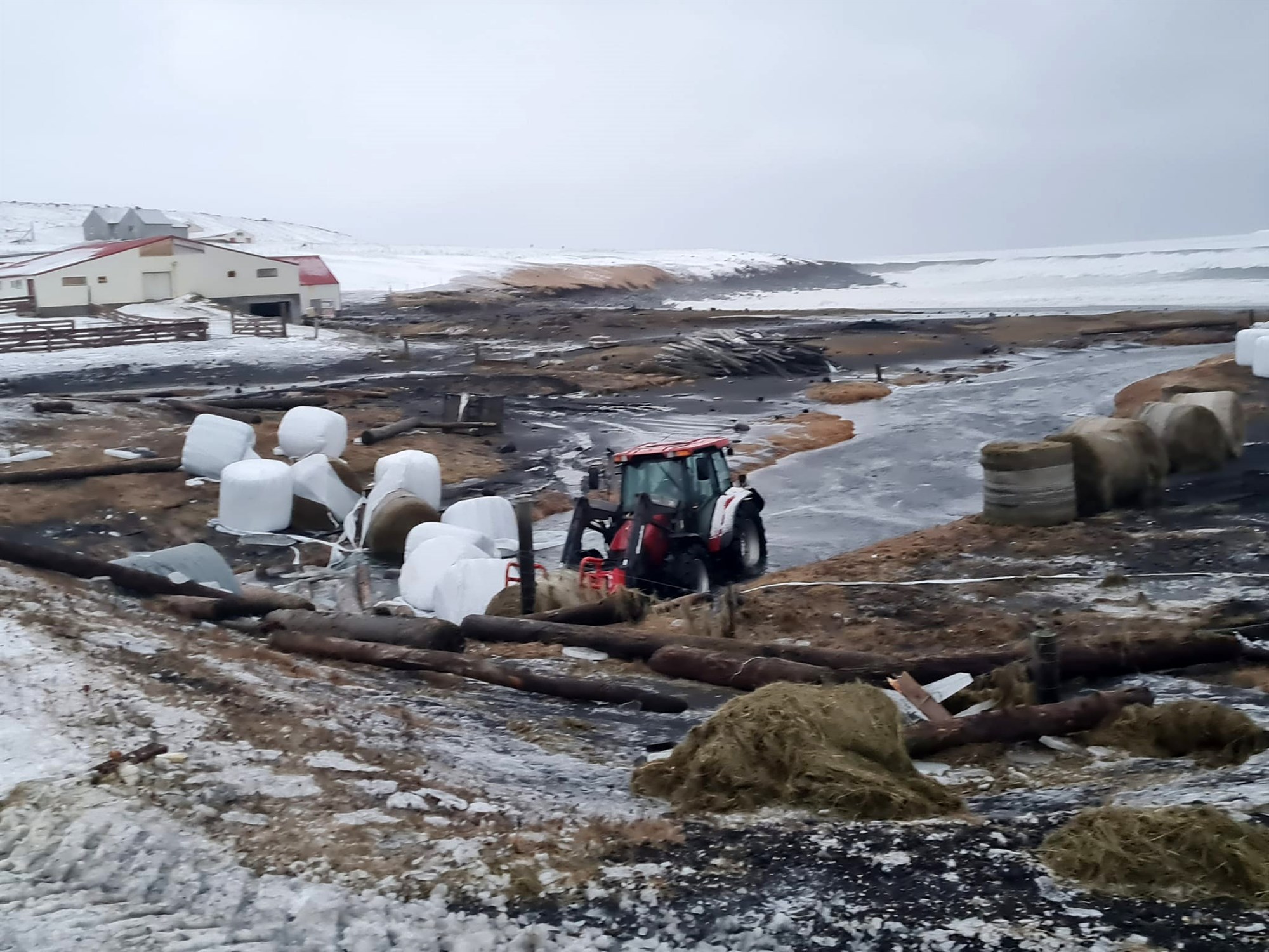 Flóðbylgja tók með sér um 200 heyrúllur út á sjó