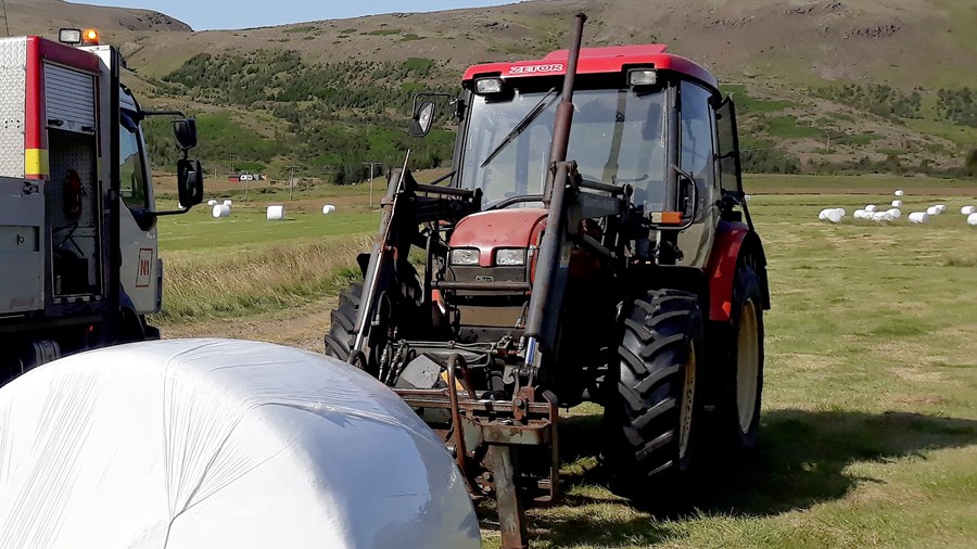 Þungar heyrúllur á gamalli dráttarvél með of lítið loft í framdekkjum er ávísun á vandræði.