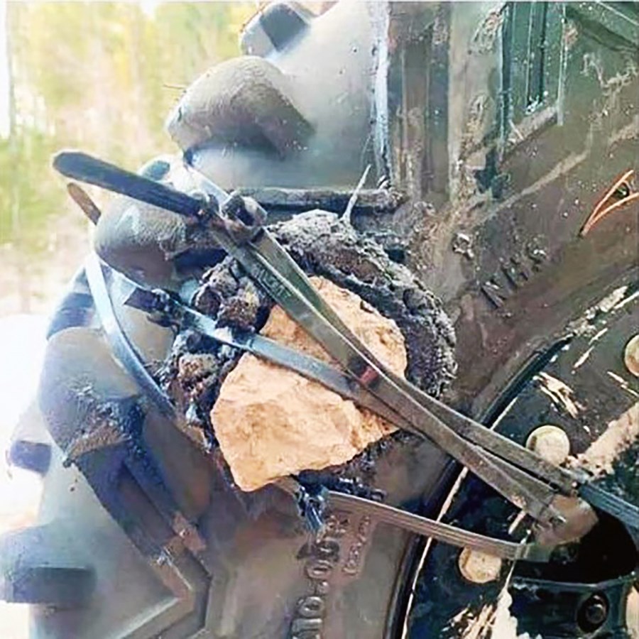 Meistaralegt hugvit að koma sér til byggða á fjórhjóli.