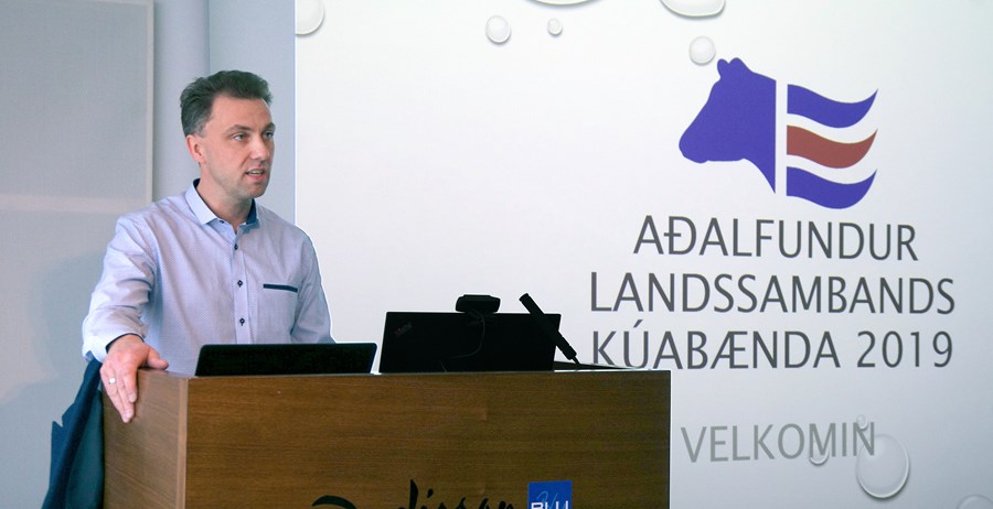 Arnar Árnason, bóndi á Hranastöðum, var endurkjörinn formaður Landssambands kúabænda.  Mynd / HKr.