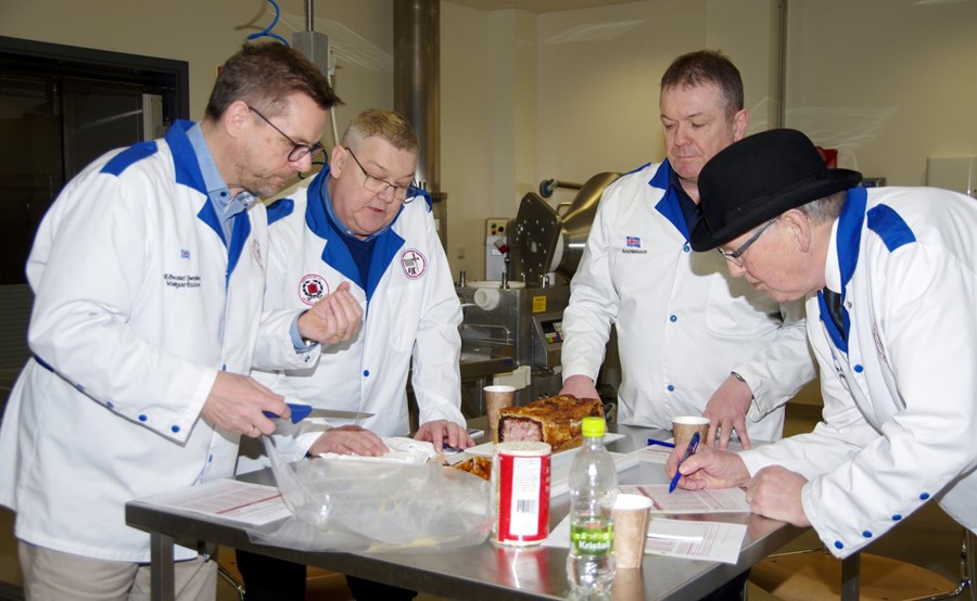 Yfirdómari keppninnar var Eðvald Sveinn Valgarðsson, sem er hér lengst til vinstri. Við hliðina á honum er Ómar B. Hauksson, þá Árni Níelsson og Kristján G. Kristjánsson.