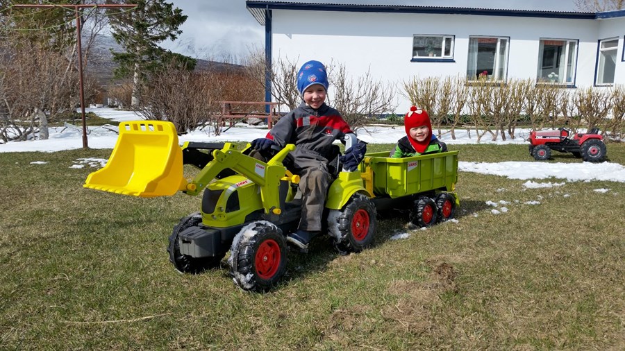 Hlynur Snær að keyra Claasinn og Halldór Ingi, frændi hans, í vagninum.