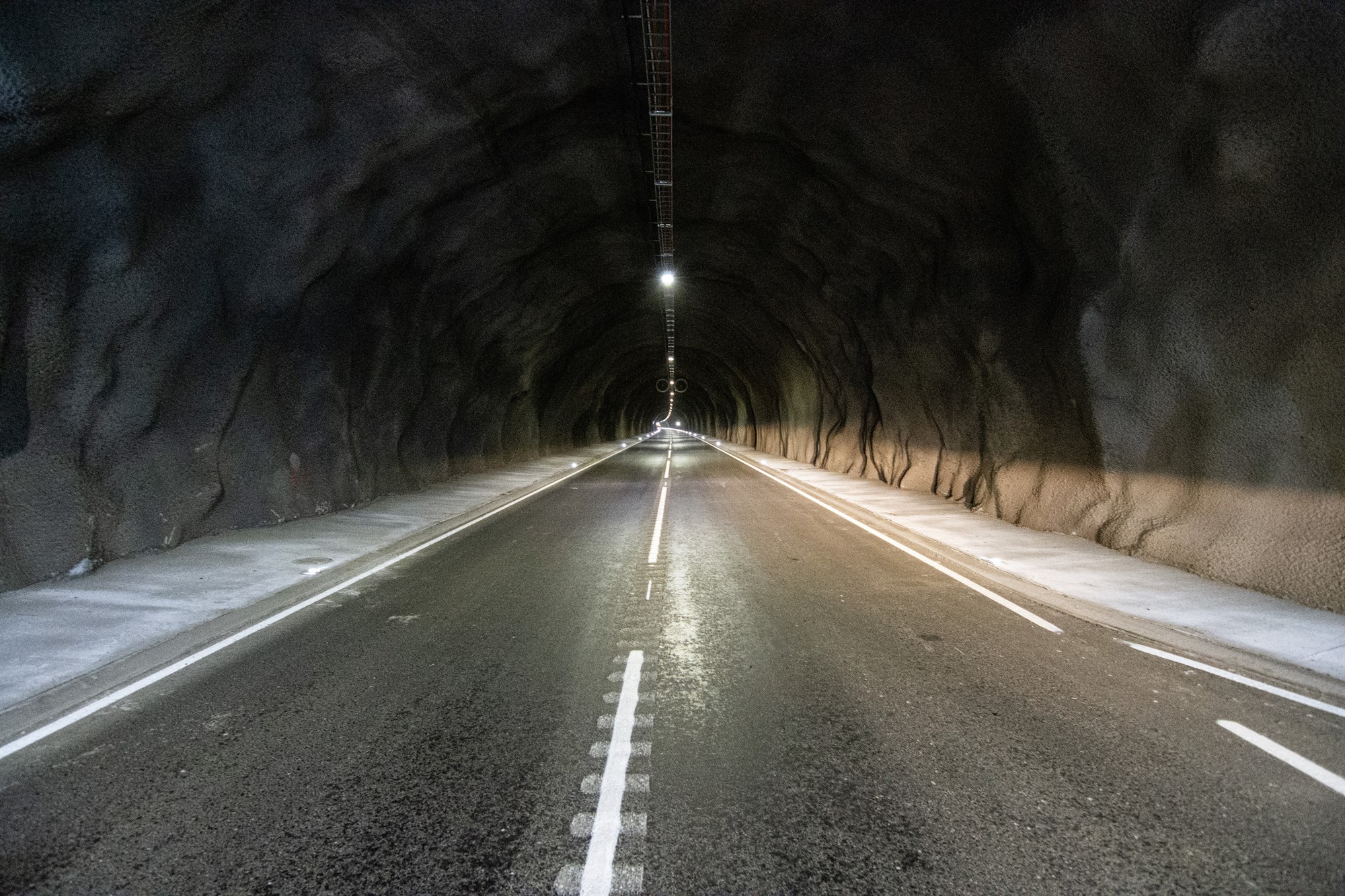 Með tilkomu ganganna styttist Vestfjarðavegur um 27,4 km