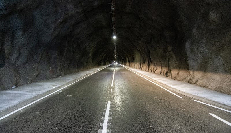 Með tilkomu ganganna styttist Vestfjarðavegur um 27,4 km