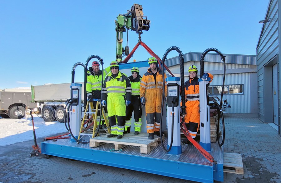 Vinnuflokkur Orkubús Vestfjarða á Hólmavík við uppsetninguna á hraðhleðslustöðinni við Galdrasafnið.