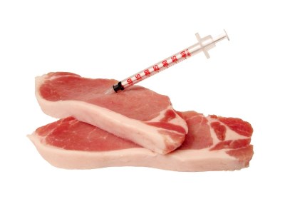 Sýklalyfjaónæmar bakteríur geta borist til Íslands með kjöti og grænmeti sem er flutt til landsins frá löndum þar sem sýklalyfjanotkun er mikil í landbúnaði og sýklalyfjaónæmi útbreitt í dýrum og umhverfi.