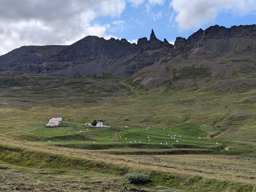 Hraun í Öxnadal þar sem Jónas Hallgrímsson fæddist 1807. Bein hans komu aftur í dalinn á vörubílspalli 139 árum síðar.