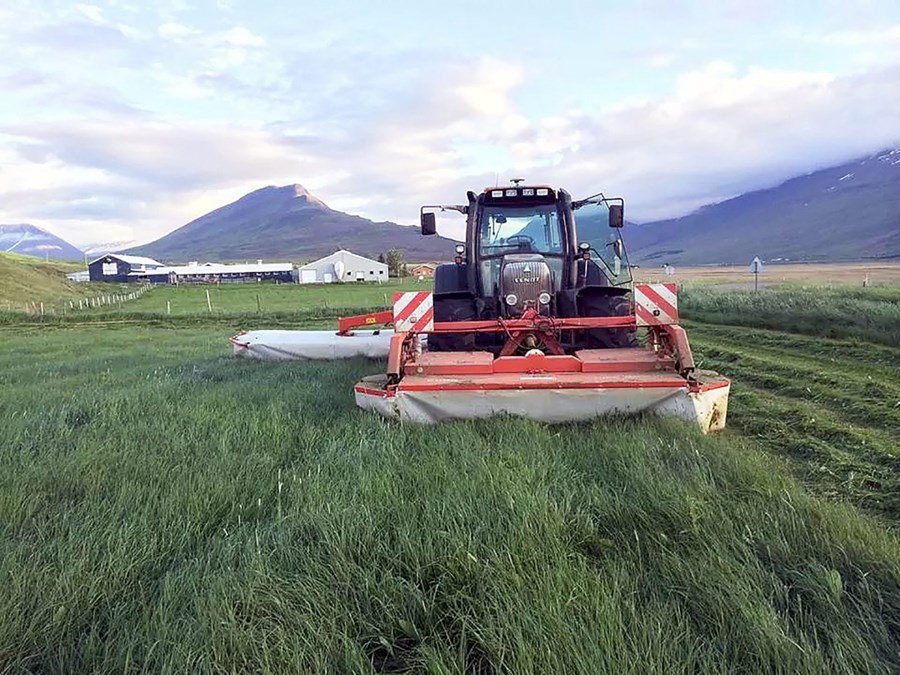 Bændur á Hríshóli hófu slátt öðru sinni þetta sumarið á síðustu dögum júnímánaðar en það er harla óvenjulegt að hefja hann svo snemma.