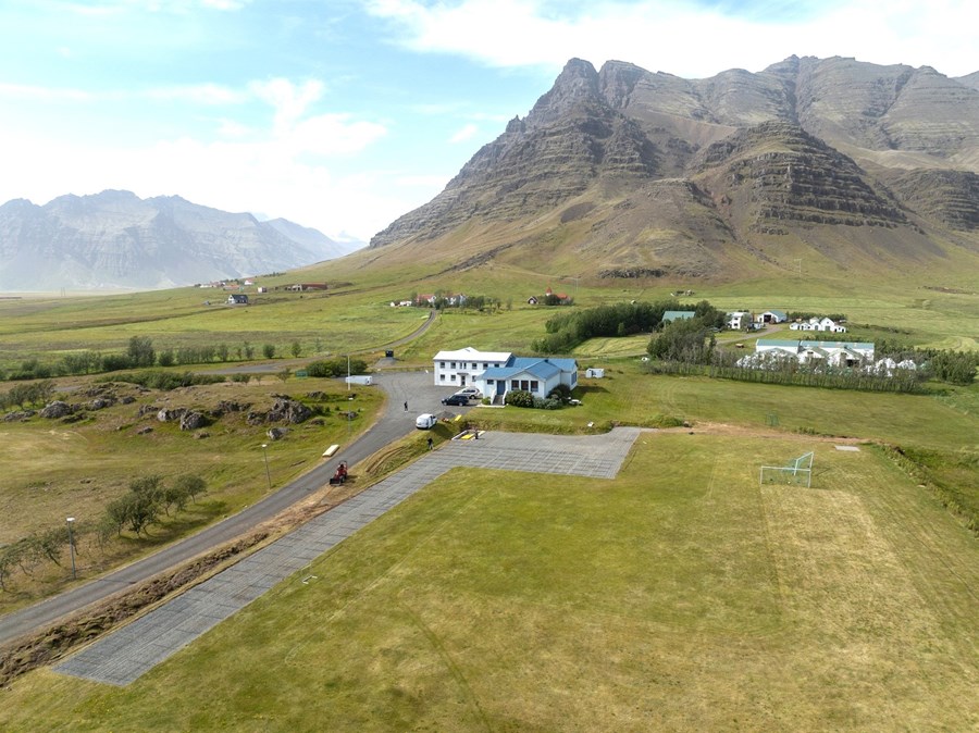 Hér má sjá yfir frjálsíþróttasvæði Ungmennafélagsins Vísis í Suðursveit við hlið félagsheimilisins. Vonast er til að völlurinn verði tilbúinn til notkunar í haust.   