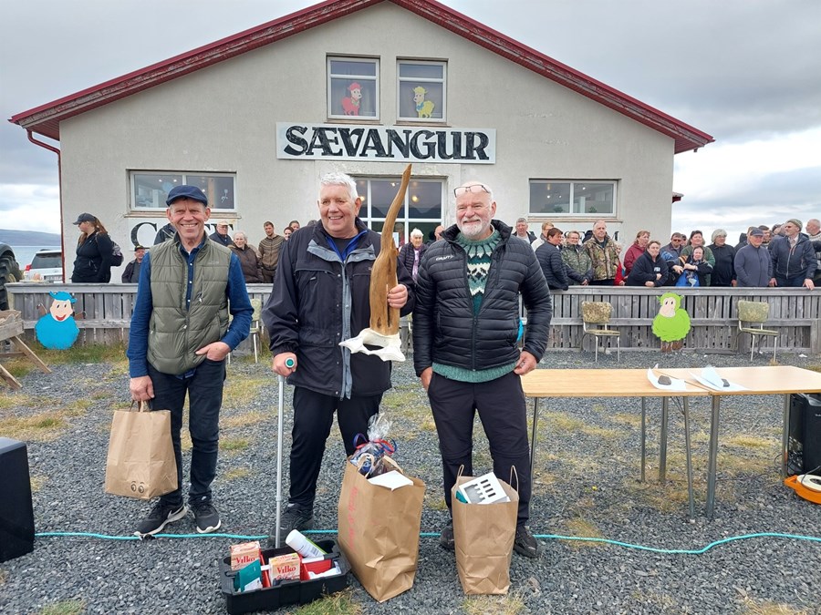 Þrír stigahæstu keppendurnir á Íslandsmeistaramótinu í hrútaþukli. Til vinstri er Gunnar Steingrímsson, sem var í þriðja sæti. Í miðjunni er Íslandsmeistarinn, Jón Stefánsson. Til hægri er Elvar Stefánsson sem hreppti annað sætið.