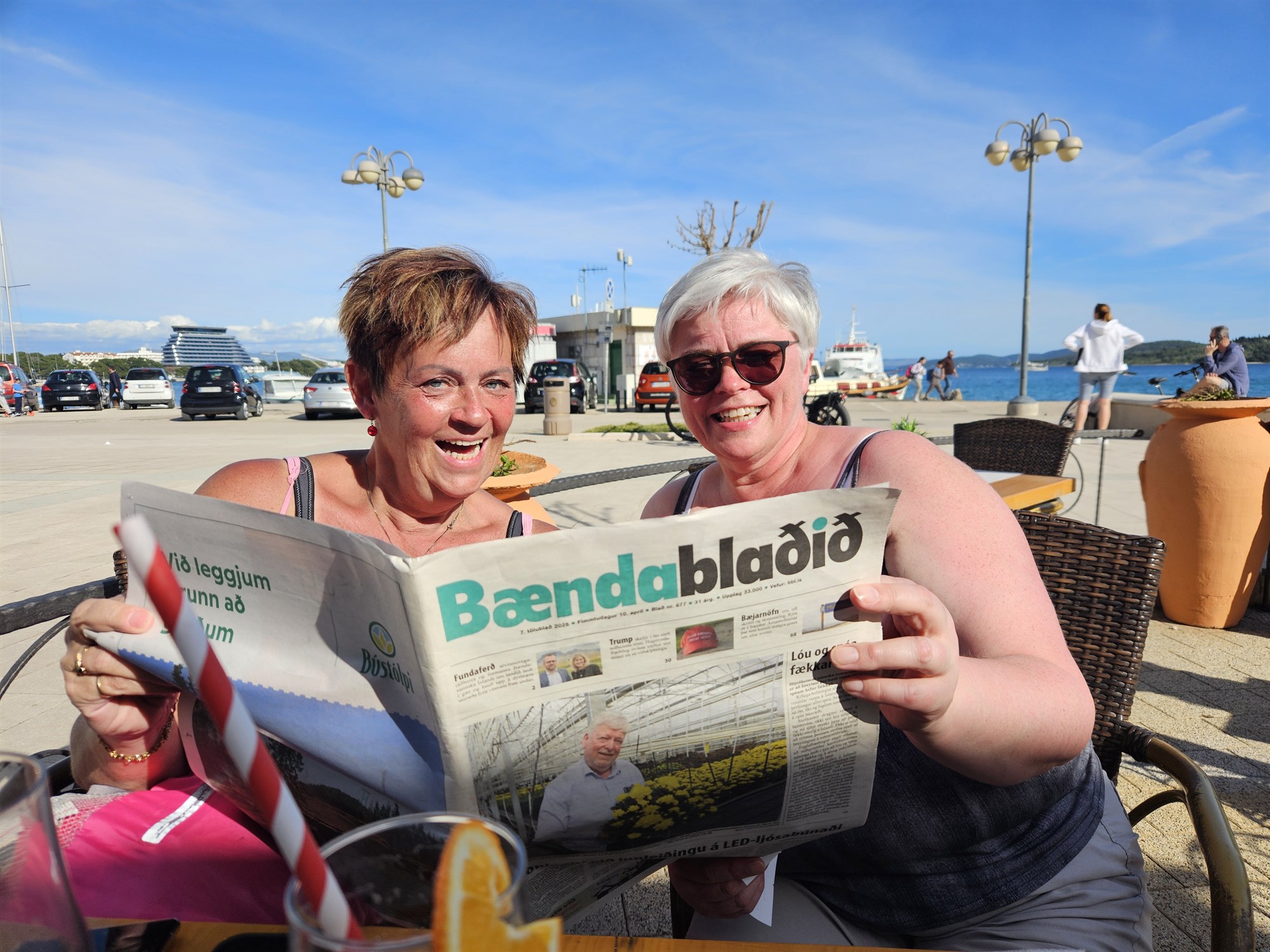 Rýnt í Bændablaðið í bláu Adríahafinu