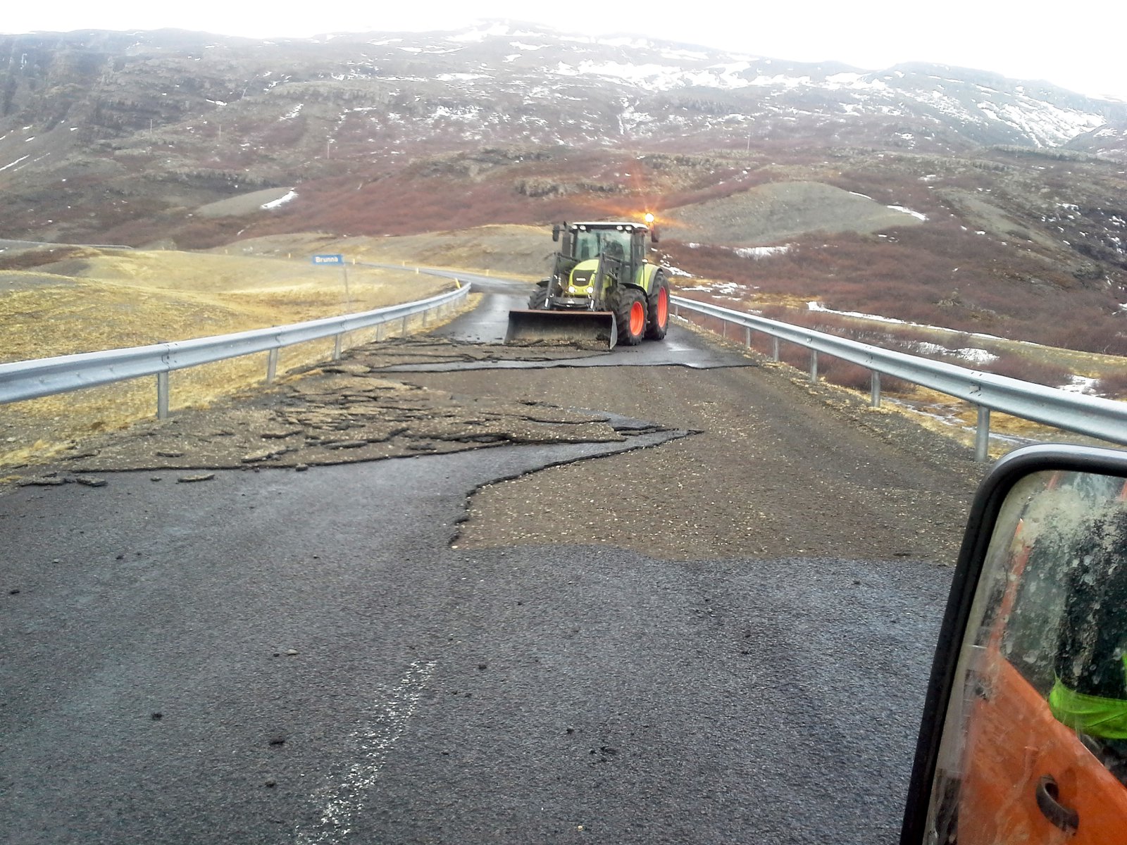 Skemmdir á vegklæðingu víða um land