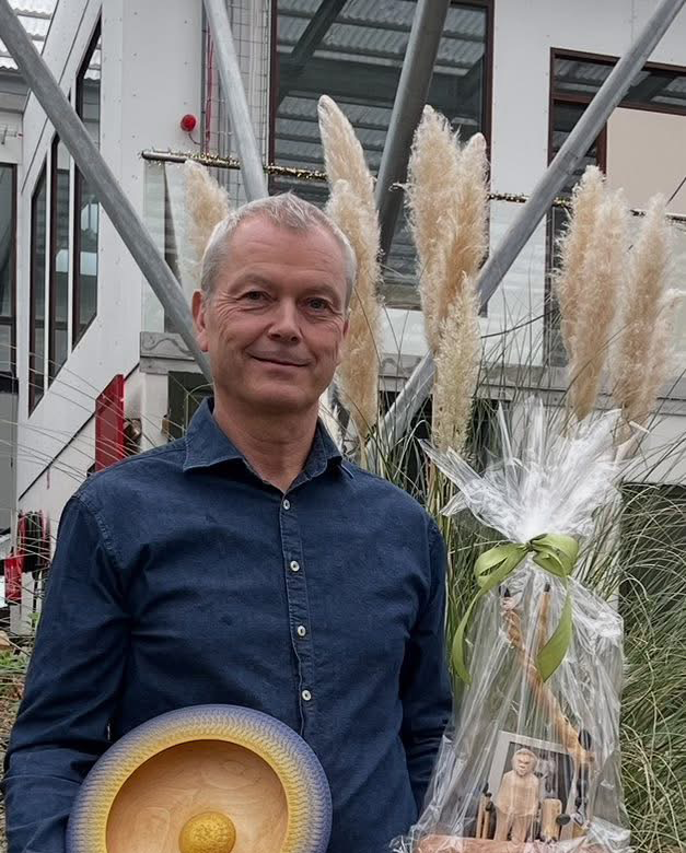 Björgvin með verðlaunin, skál sem Jón Guðmundsson renndi. 