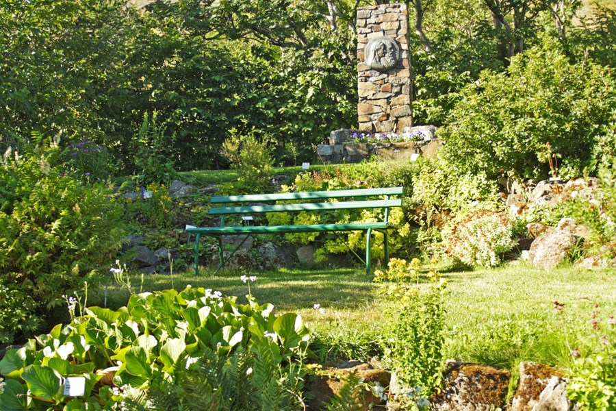 Minnisvarði um sr. Sigtrygg og Hjaltlínu, konu hans, í Skrúð.