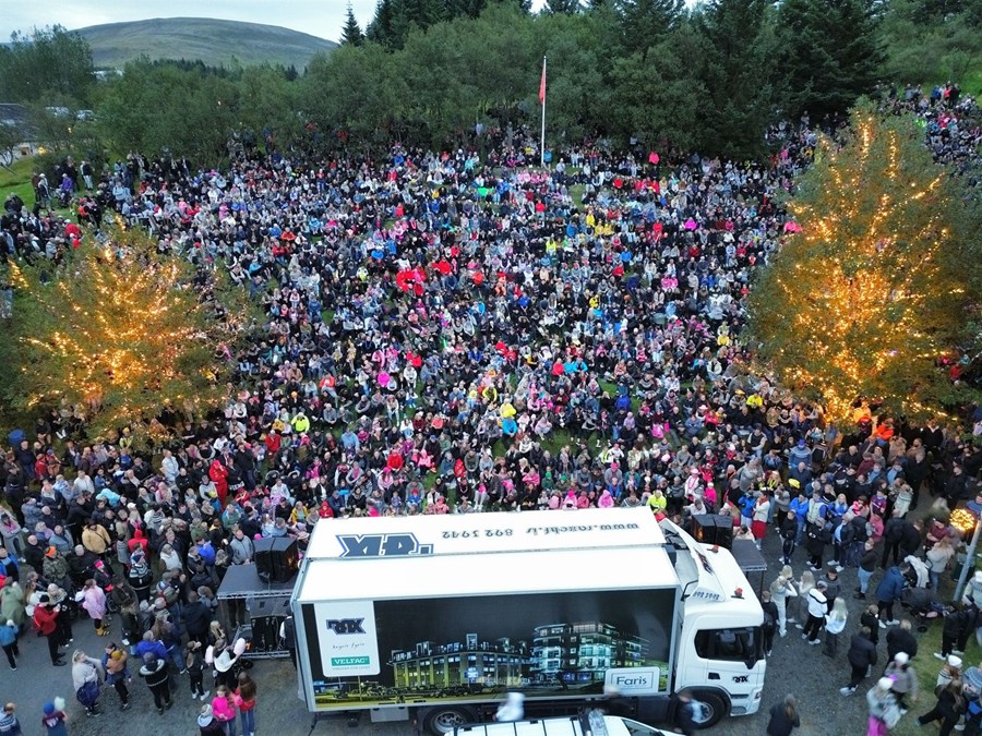 Bæjarhátíð Mosfellsbæjar, Í túninu heima, er afar vinsæl enda eitthvað fyrir alla. Hér njóta gestir brekkusöngs í Álafosskvosinni.