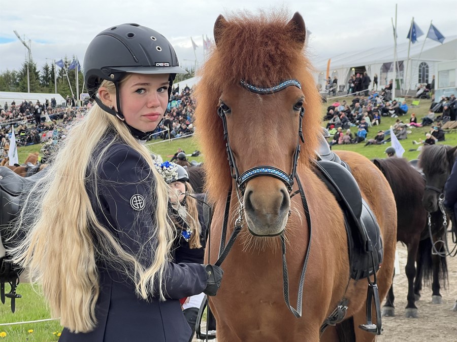 Mikið var um dýrðir á Landsmóti hestamanna sem fór fram á félagssvæði hestamannafélagsins Fáks í Víðidal í Reykjavík dagana 1.–7. júlí. Elsa Kristín Grétarsdóttir og Sólstjarna frá Sólvangi voru hluti af um hundrað pörum sem tóku þátt í hátíðlegri hópreið setningarathafnarinnar. 