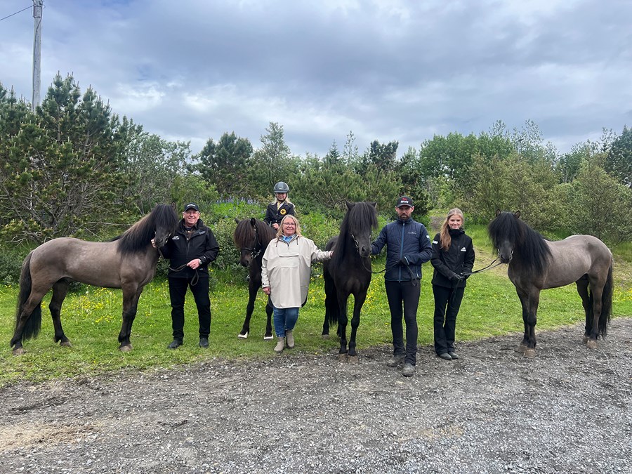Fjórir synir undan Nótt frá Oddsstöðum I ásamt ræktendum sínum. Margeir Þorgeirsson heldur í Gauta. Snædís Þorgeirsdóttir situr Njörð. Ástríður Lilja Guðjónsdóttir stendur við Svart, sem Jóhann Kristinn Ragnarsson heldur í. Herdís Björg Jóhannsdóttir heldur í Skorra.