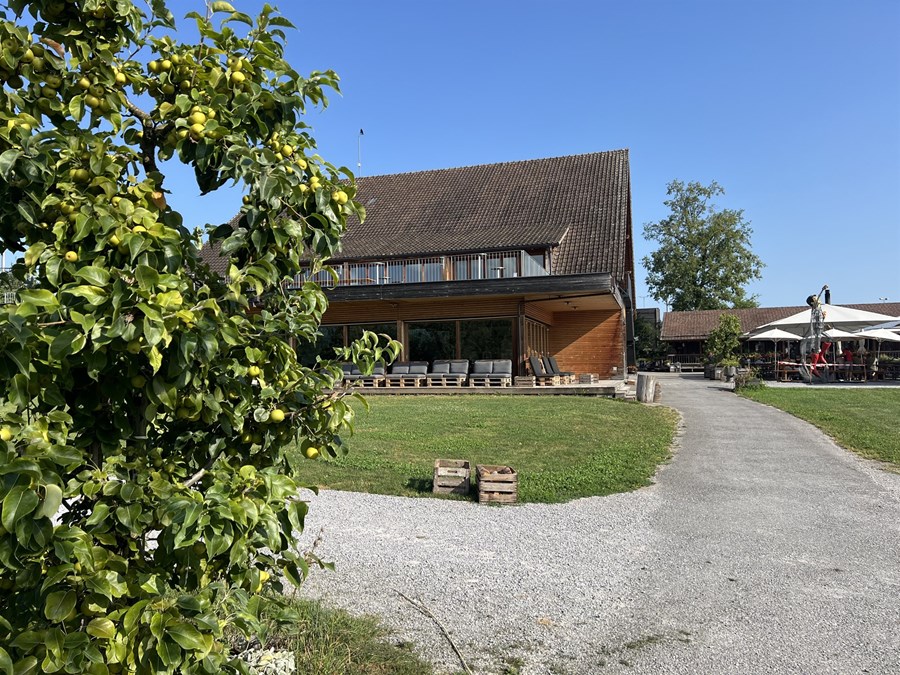 Bächlilhof er ekki bara garðyrkjubýli, heldur einnig veitingastaður, verslun og fjölskyldugarður, sem tekur á móti mörg hundruð gestum dag hvern.