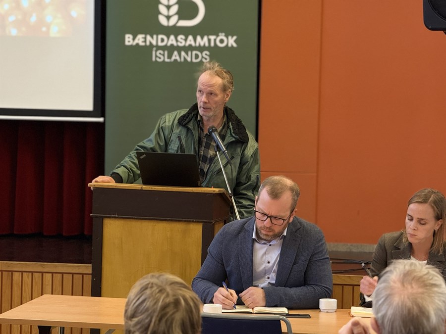 Í félagsheimilinu Goðalandí í Fljótshlíð stóð Konráð Helgi á Syðri-Hól keikur í pontu á meðan þau Trausti Hjálmarsson, formaður Bændasamtakanna, og varaformaðurinn, Herdís Magna, tóku niður punkta.