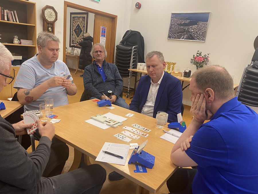 Meistarinn Bjarni H. Einarsson, annar til hægri á myndinni, sýndi hvers megnugur hann er í spili dagsins. Myndin er tekin í úrslitum deildakeppninnar.