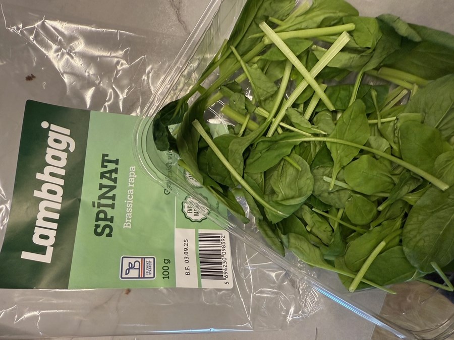 Varan sem hér er merkt sem „spínat“ inniheldur ekki spínat, sem hefur latneska heitið „spinacia oleracea“, heldur spínatkál sem hefur latneska heitið „brassica rapa“.
