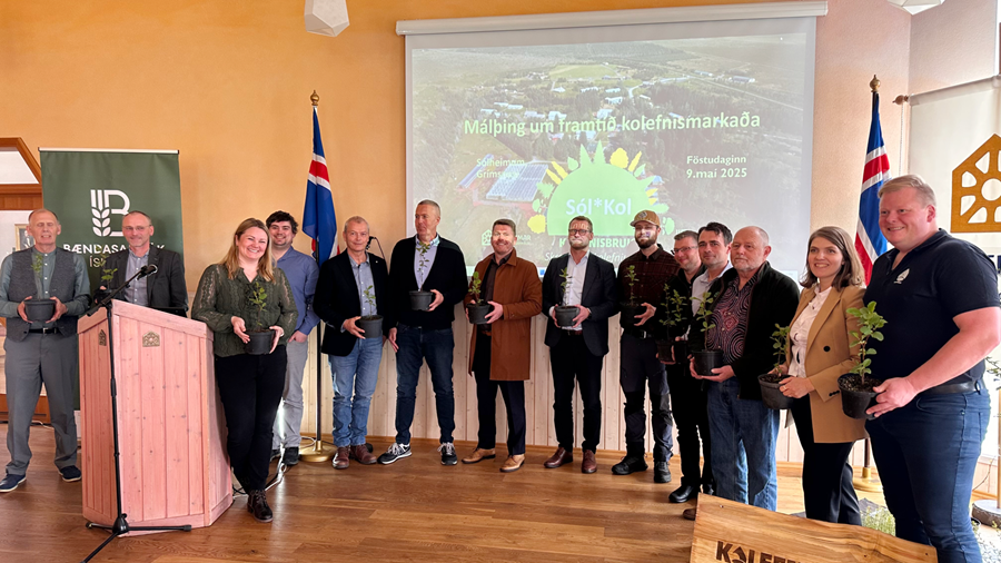 Fyrirlesarar á málþinginu Sól*Kol fengu fallegt tré (svartelri) að gjöf sem ræktað
var á gróðrarstöðinni Ölur á Sólheimum. Björn Bjarndal, Hreinn Óskarsson,
Helena Marta Stefánsdóttir, Jón Arnar Tómasson, Björgvin Eggertsson, Ásmundur
Skeggjason, Magnús Salberg Óskarsson, Gunnar Sveinn Magnússon, Eiður
Eyþórsson, Páll Sigurðsson, Guðmundur Sigbergsson, Þröstur Eysteinsson,
Ragnheiður Björk Halldórsdóttir og Hlynur Gauti Sigurðsson. 