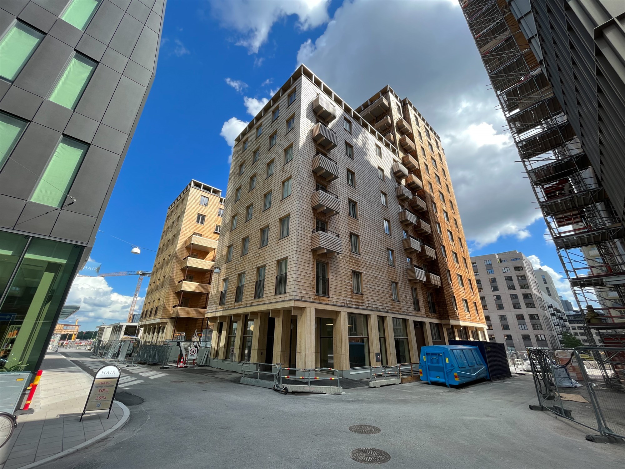 Þrettán hæða timburhús yfir hraðbraut