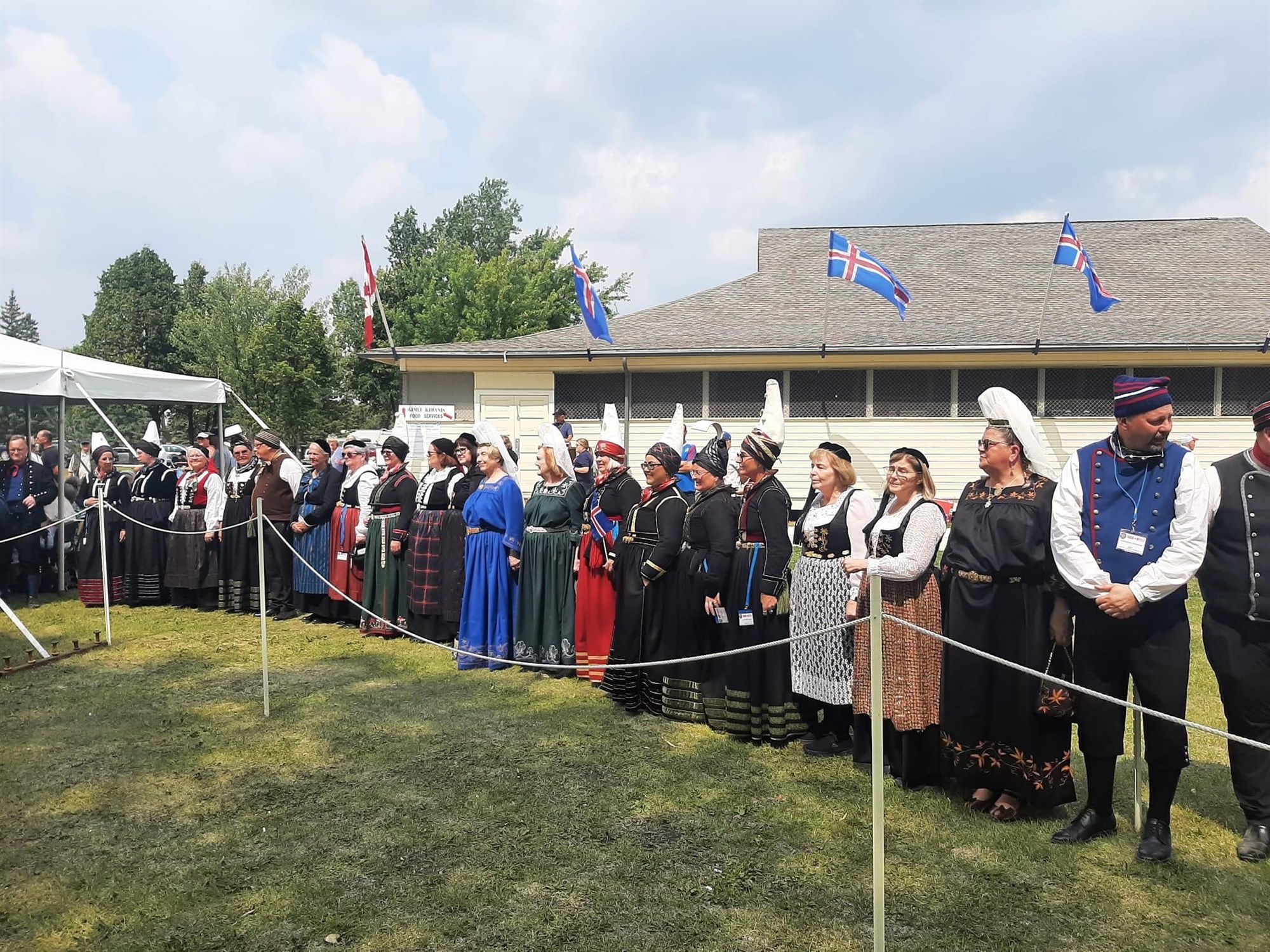 Þjóðbúningur að gjöf frá konum á Íslandi til kvenna á Nýja Íslandi