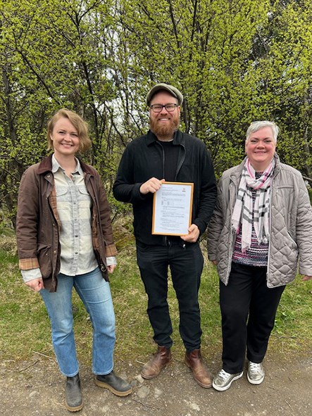 Starfsmenn Skógræktarfélags Íslands sem önnuðust gagnavinnslu og gagnagerð á ensku, stolt með staðfestingarskjalið frá Bureau Veritas. Frá vinstri Þórveig Jóhannsdóttir skógfræðingur, Jón Ásgeir Jónsson skógfræðingur og Ragnhildur Freysteinsdóttir umhverfisfræðingur.